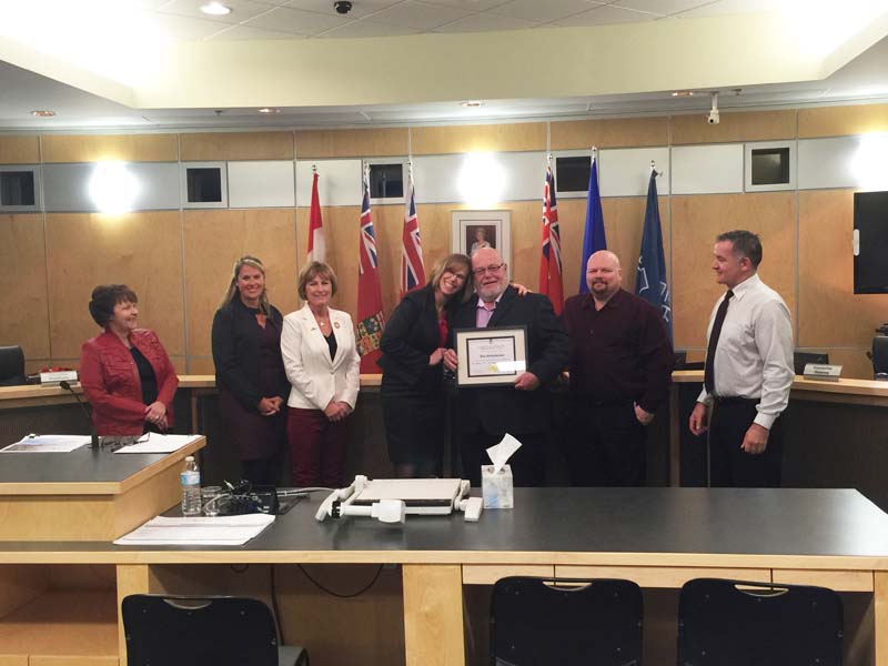 councillor stu hutchison receives 20 year service award_001