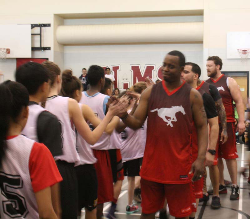 calgary stampeders shoot hoops with clms lakers_008