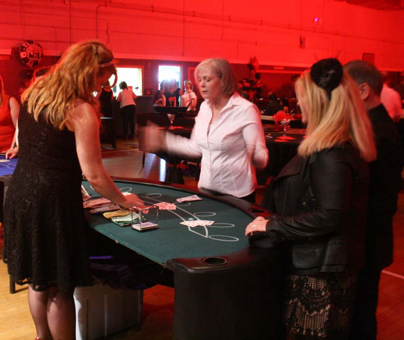 vegas style fundraiser rakes in the cash for the crca_002