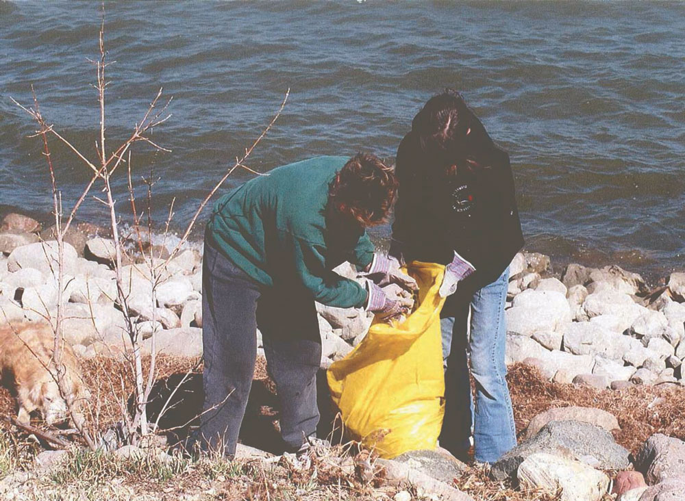 Volunteers-clean-lake