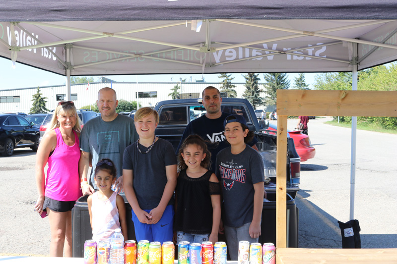 Neighbours step up lemonade stand photo