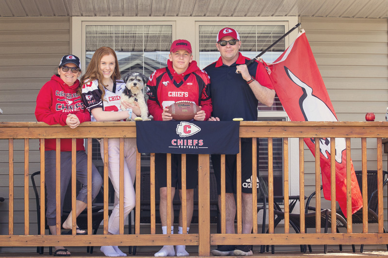 Chestermere photographer raises over $2,000 for food bank by taking family porchraits pic 1