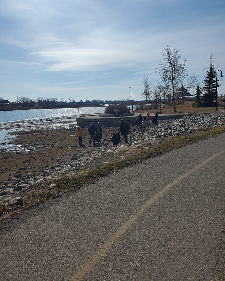 Chestermerians clean up the lake for Earth Day